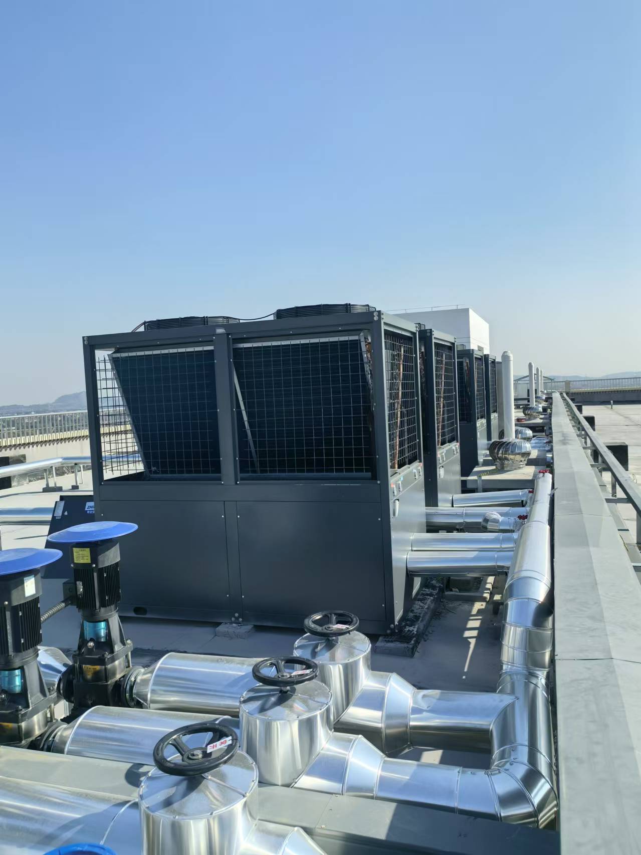 ZHIEN ZDC70 heat pump unit array at the S&atilde;o Paulo hospital project